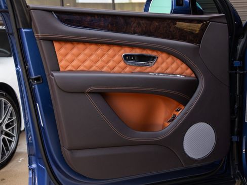 Used 2023 Bentley Bentayga image 19