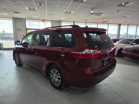 Used 2020 Toyota Sienna XLE FWD image 5