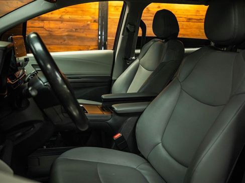 Used 2023 Toyota Sienna XLE AWD/4WD image 10