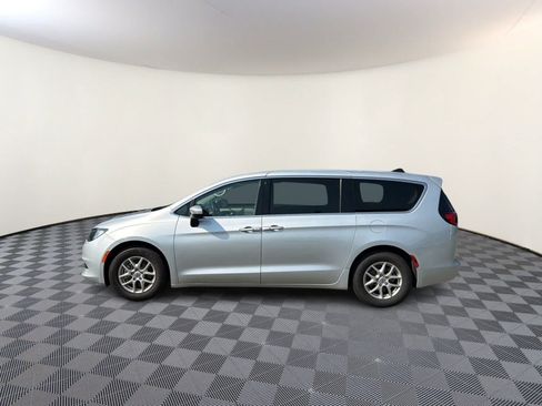 Used 2023 Chrysler Voyager LX FWD image 5