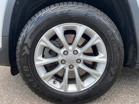 Used 2020 Jeep Cherokee Latitude w/ Cold Weather Group AWD/4WD image 18