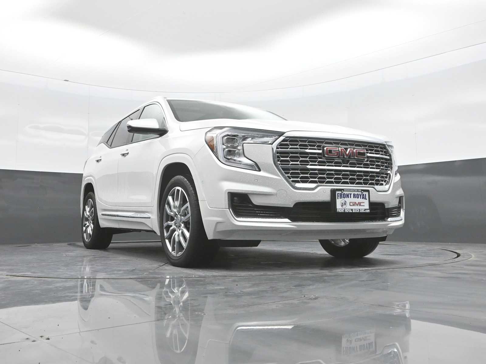 Used 2024 GMC Terrain Denali w/ Denali Premium Package AWD/4WD image 48