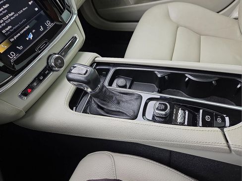 Used 2019 Volvo S90 T6 Momentum w/ Protection Package Premier image 25