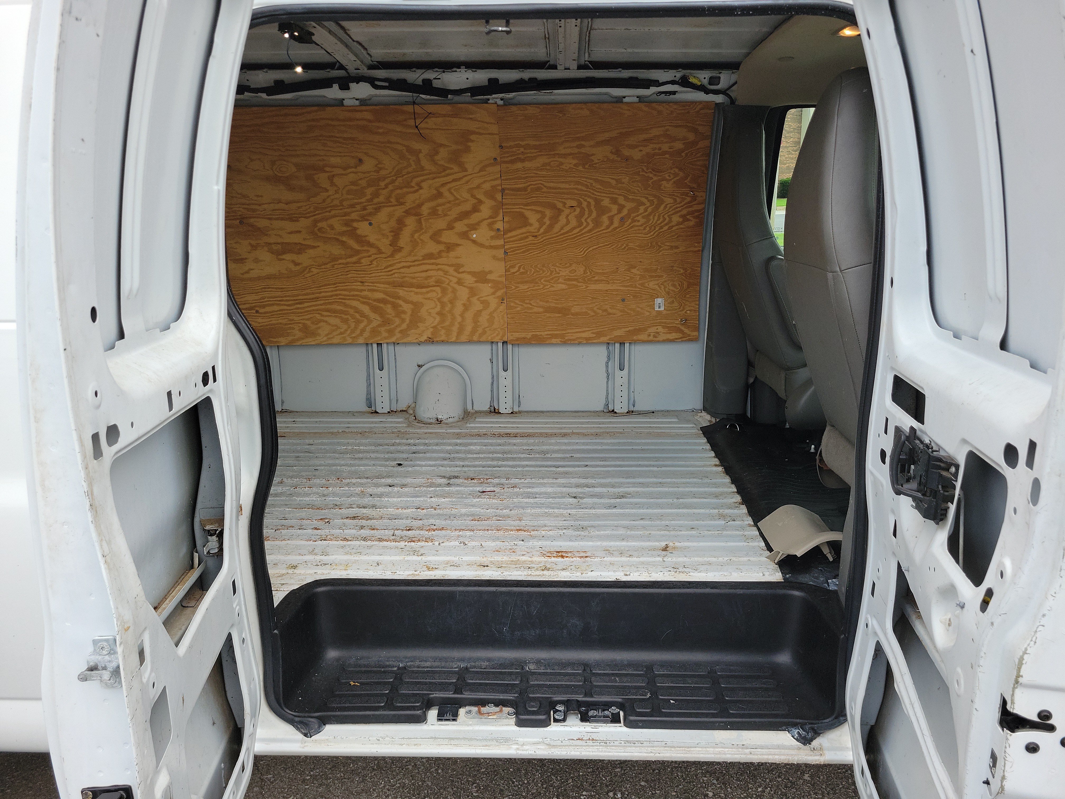 Used 2018 Chevrolet Express 2500 Extended RWD image 10