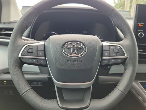 Used 2026 Toyota Sienna XLE FWD image 23
