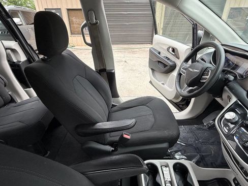 Used 2017 Chrysler Pacifica Touring FWD image 65