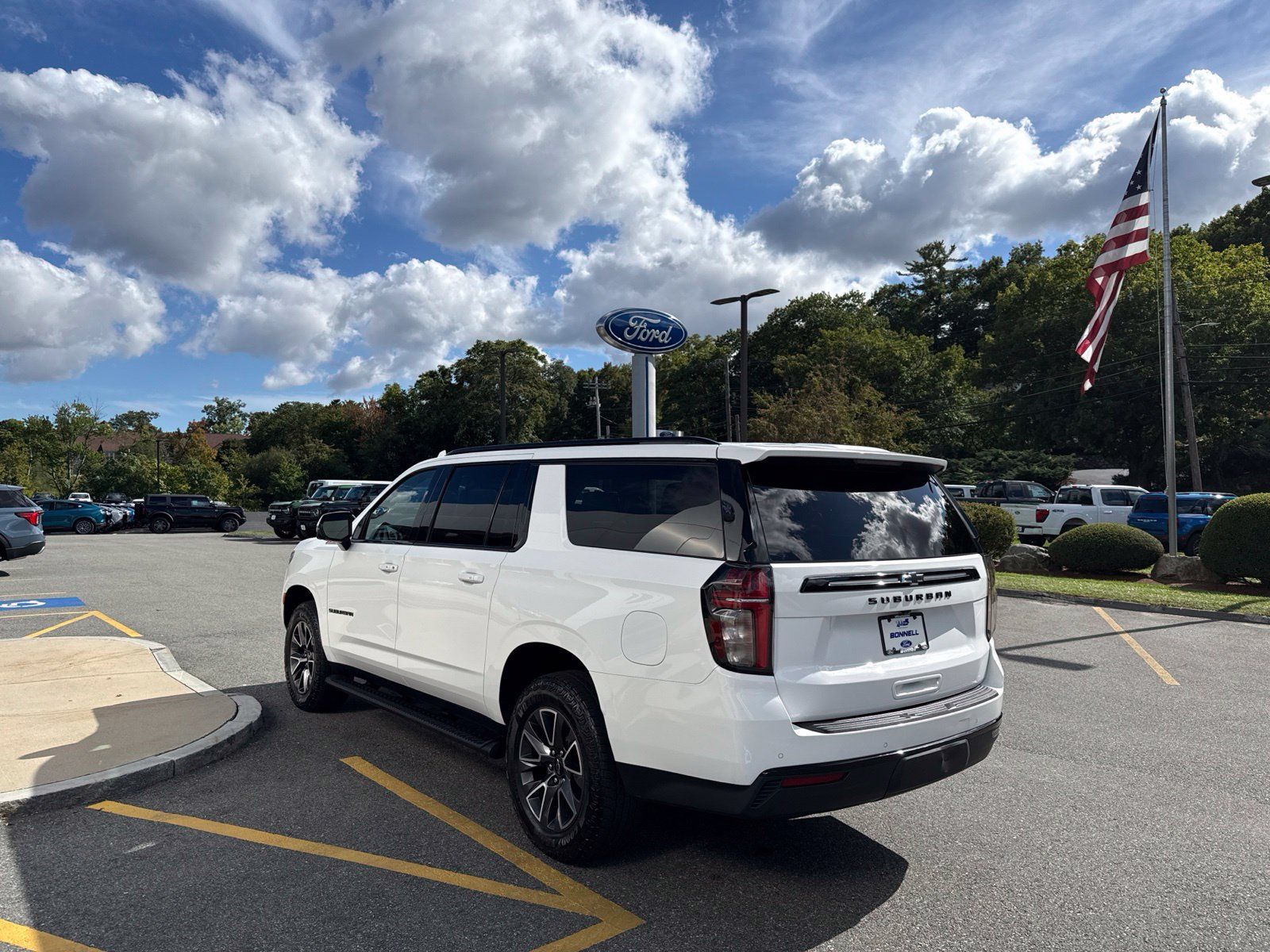 Used 2024 Chevrolet Suburban Z71 w/ Luxury Package AWD/4WD image 3