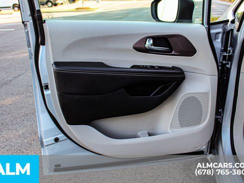 Used 2023 Chrysler Voyager LX FWD image 40