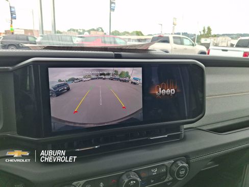 Used 2024 Jeep Wrangler Unlimited Sahara AWD/4WD image 11