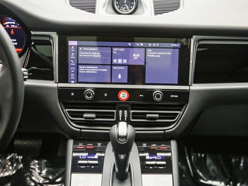 Certified 2026 Porsche Macan AWD/4WD image 17