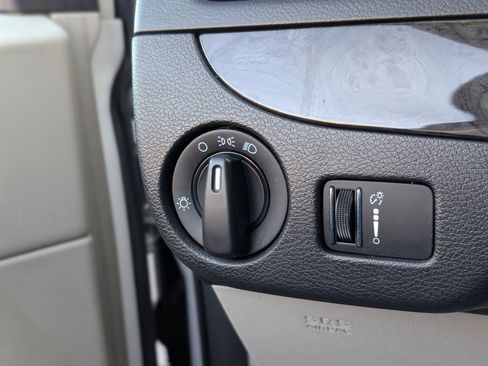 Used 2019 Dodge Grand Caravan SE w/ UConnect Hands-Free Group image 23