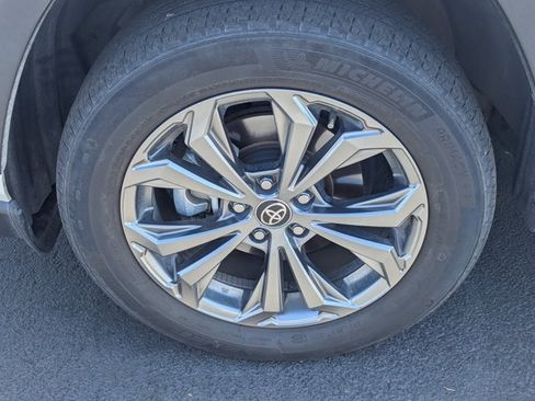 Used 2022 Toyota RAV4 XLE Premium image 12