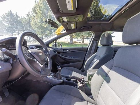 Used 2017 Chevrolet Cruze LT w/ Convenience Package FWD image 10