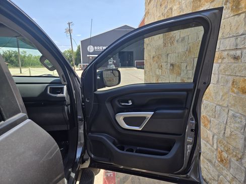 Used 2017 Nissan Titan SV AWD/4WD image 8