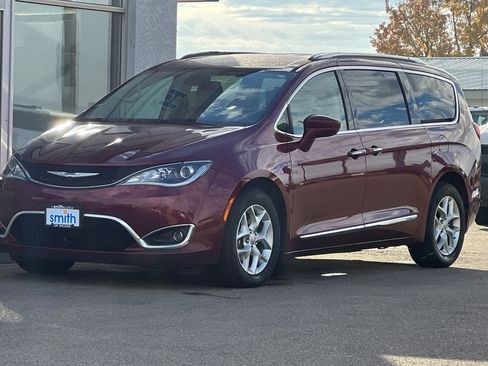 Used 2020 Chrysler Pacifica Touring-L Plus w/ Tire & Wheel Group FWD image 9