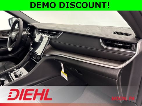 New 2025 Jeep Grand Cherokee Limited w/ Luxury Tech Group II image 17