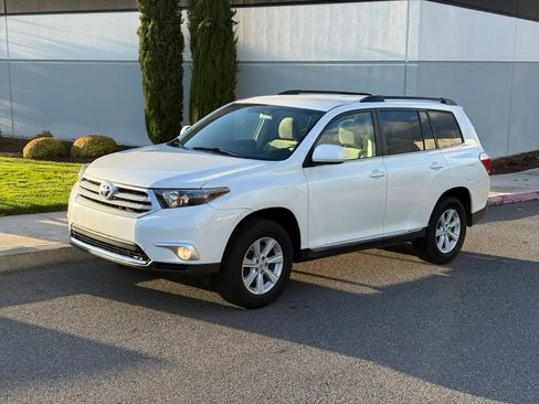 Used 2013 Toyota Highlander Plus FWD image 1