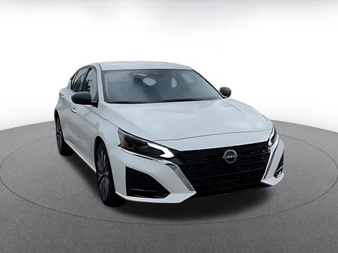 Used 2025 Nissan Altima 2.5 SV image 3