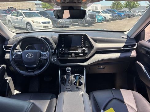Used 2021 Toyota Highlander XLE AWD/4WD image 20