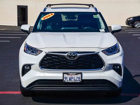 Used 2024 Toyota Highlander Limited image 2