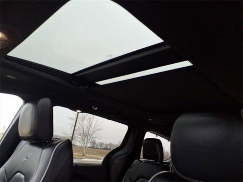 Used 2025 Chrysler Pacifica Limited image 20