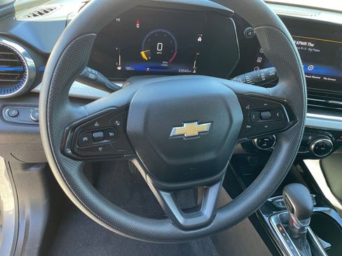 Used 2025 Chevrolet Trax LT image 27