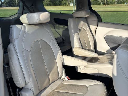 Used 2021 Chrysler Pacifica Touring-L FWD image 11