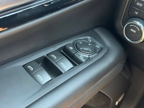 Used 2025 Chevrolet Suburban High Country AWD/4WD image 28