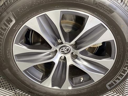 Used 2024 Toyota Highlander XLE AWD/4WD image 29