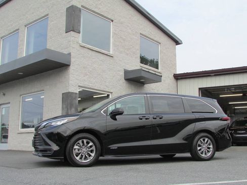 Used 2021 Toyota Sienna LE FWD image 2