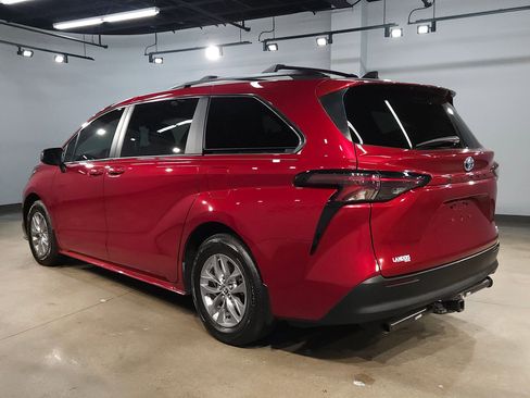 Used 2024 Toyota Sienna LE image 5