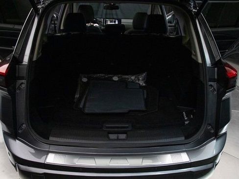 Used 2025 Nissan Rogue SL w/ Tech Package image 19