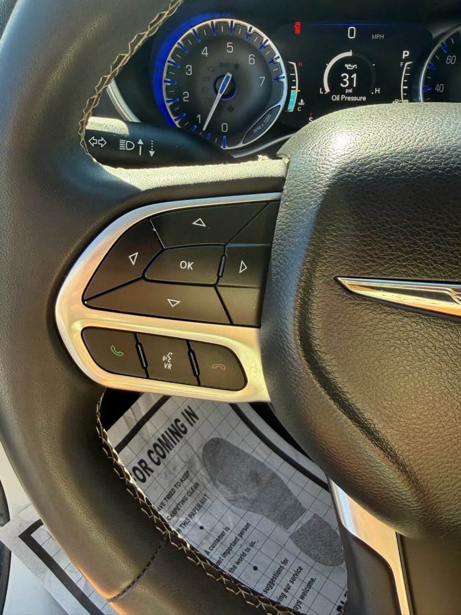 Used 2023 Chrysler Pacifica Touring-L FWD image 12