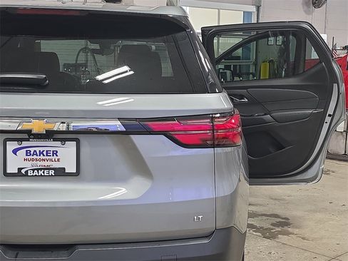 Used 2023 Chevrolet Traverse LT w/ Rear Camera Mirror Package image 34
