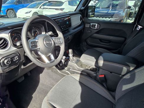 Used 2025 Jeep Wrangler Sahara w/ Technology Group image 19