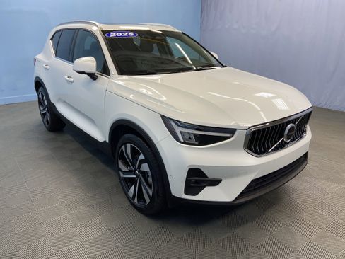 Certified 2025 Volvo XC40 B5 Plus image 1