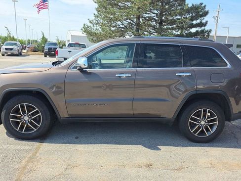 Used 2018 Jeep Grand Cherokee Limited AWD/4WD image 2
