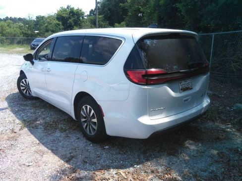Used 2024 Chrysler Pacifica Limited FWD image 2