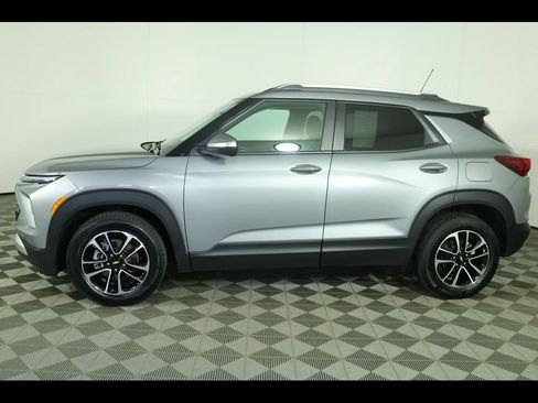 Used 2025 Chevrolet TrailBlazer LT FWD image 11