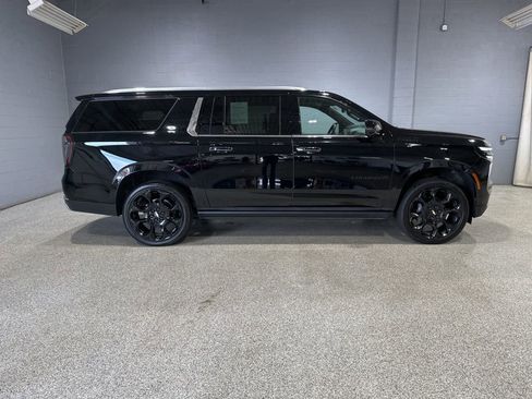 Used 2025 Chevrolet Suburban High Country AWD/4WD image 2