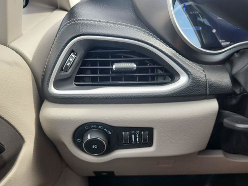 Used 2023 Chrysler Pacifica Touring-L FWD image 20
