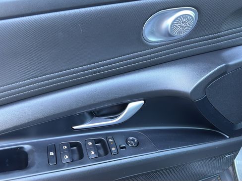 Used 2025 Hyundai Elantra Limited FWD image 23