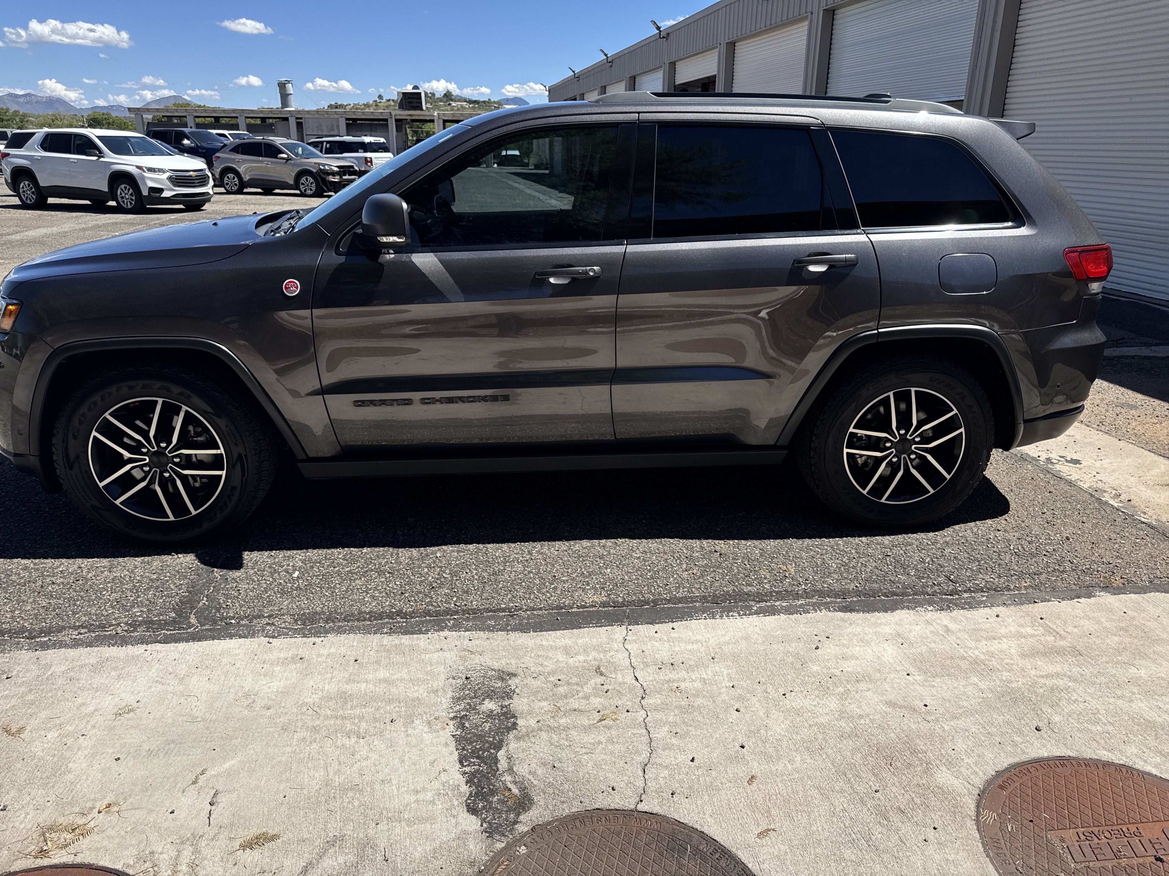 Used 2020 Jeep Grand Cherokee Trailhawk w/ Premium Lighting Group AWD/4WD image 4