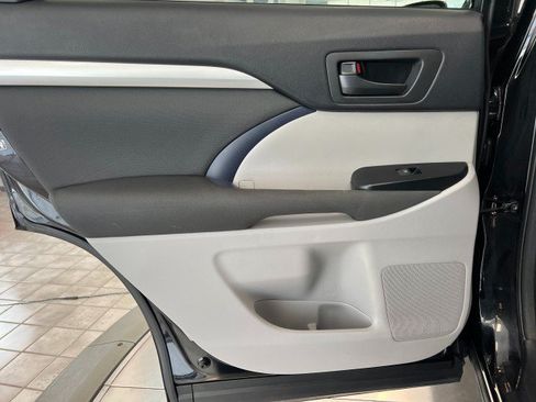 Used 2017 Toyota Highlander LE AWD/4WD image 23