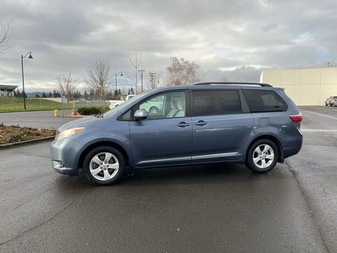 Used 2017 Toyota Sienna LE image 2