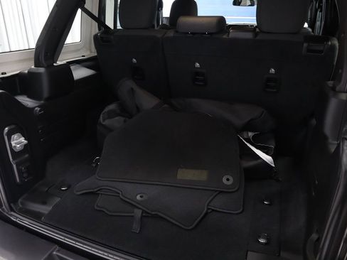 Used 2025 Jeep Wrangler Unlimited Sahara image 18