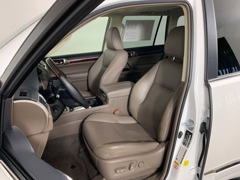 Used 2019 Lexus GX 460 image 32