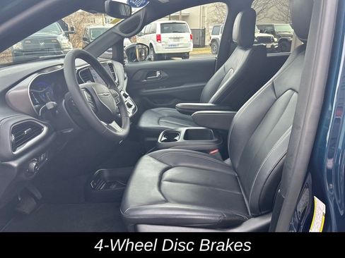 Used 2025 Chrysler Pacifica Select image 14