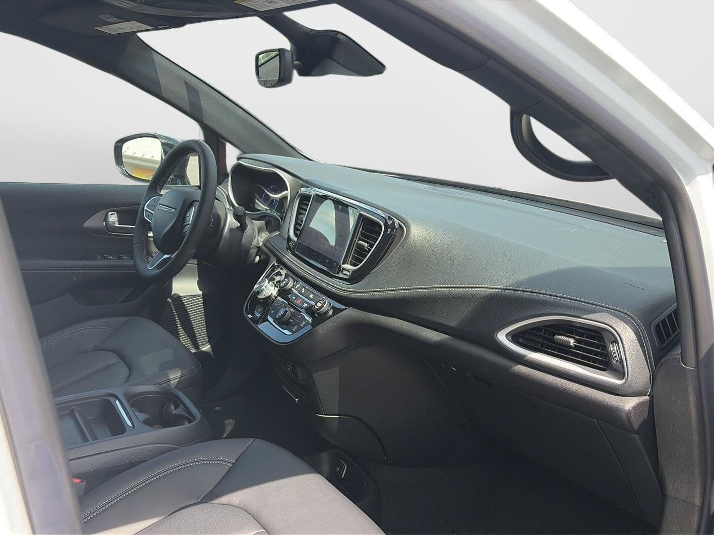 New 2027 Chrysler Pacifica Select AWD/4WD image 2
