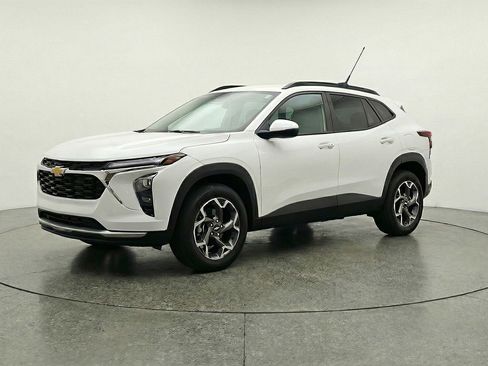 Used 2025 Chevrolet Trax LT w/ LT Convenience Package image 3